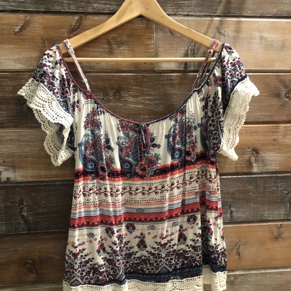 Almost Famous cold shoulder top. - Picture 2 of 7